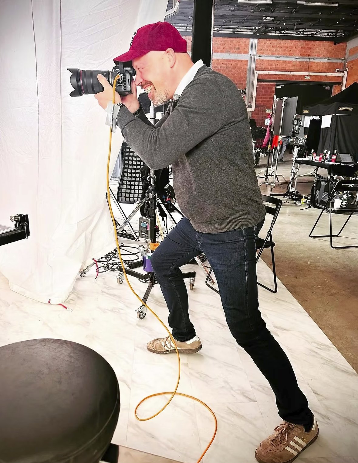 Alexander Sucrow beim Fotografieren in einem Studio