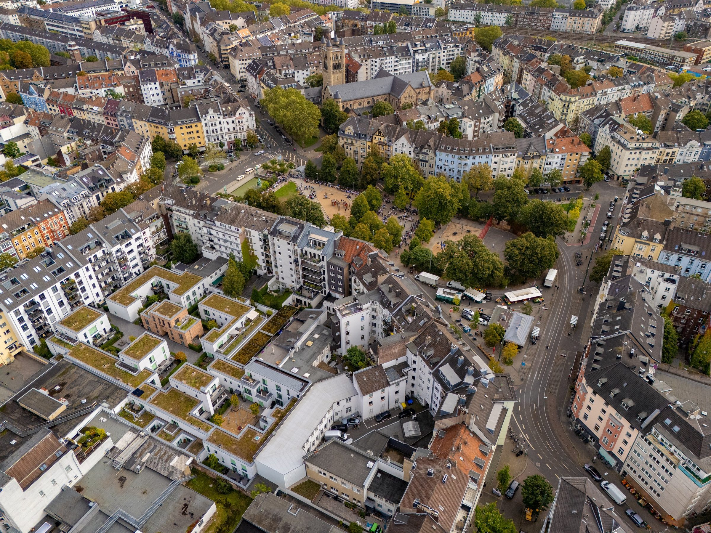 Senkrechte Drohnenaufnahme eines Düsseldorfer Stadtquartiers mit Satteldächern, Flachdächern und Gründächern